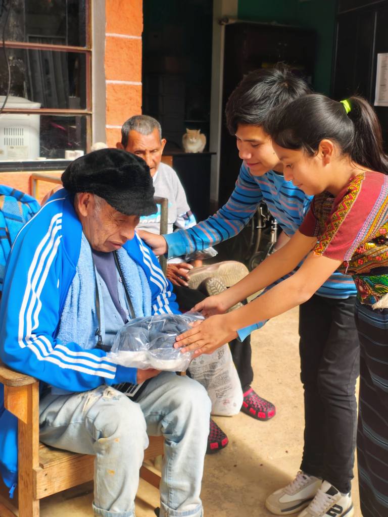 Servicios de cuidado y atención al adulto mayor